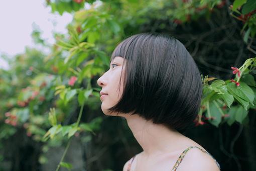 有关爱情的忧伤女生专属签名 我是个傲娇鬼我想你能抱抱我