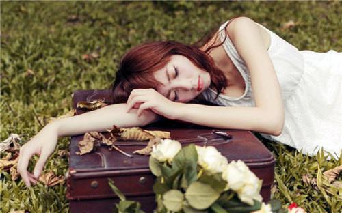 展望未来的诗句——《微笑着走向未来》